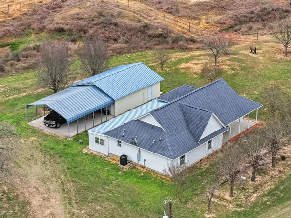 369 Young School House Rd, Smithville, TX 78957