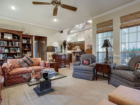 5th image of 2102 Lorraine Pl