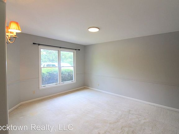 4th image of 662 White Oak Cir