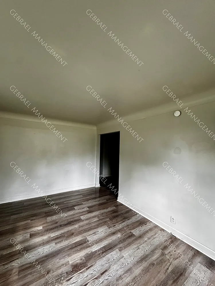 1501 Crestbrook — Photo 4