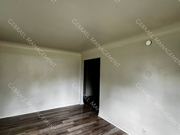 4th image of 1501 Crestbrook Ln