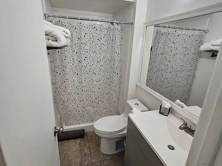 712 N Santa Barbara #1 — Photo 16