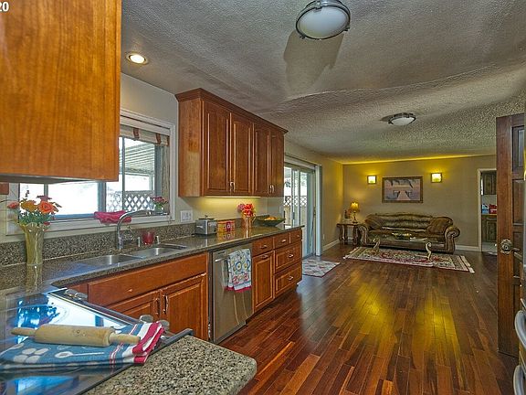 5th image of 708 NW Wildwood Dr