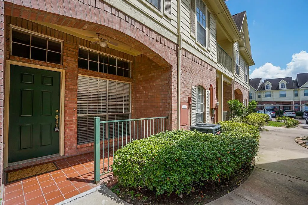 3 bed, 3.0 bath, 1435 sqft, $1,850 — Photo 2
