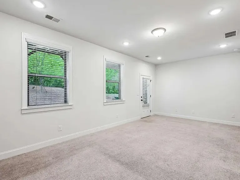 687 Avondale Creek Dr — Photo 10
