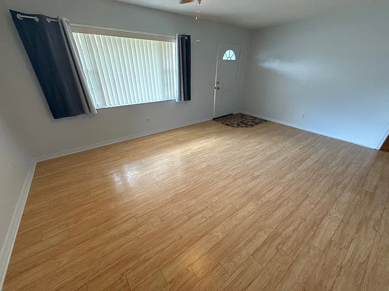 8215 W Cecil Ln — Photo 3