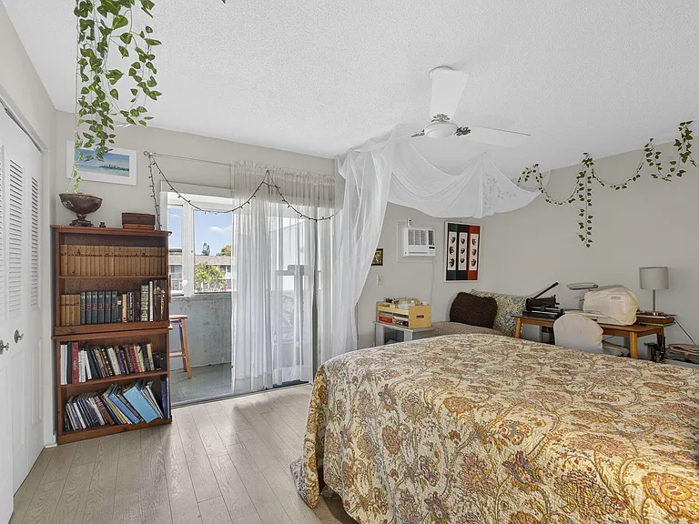 106 Camden E — Photo 22