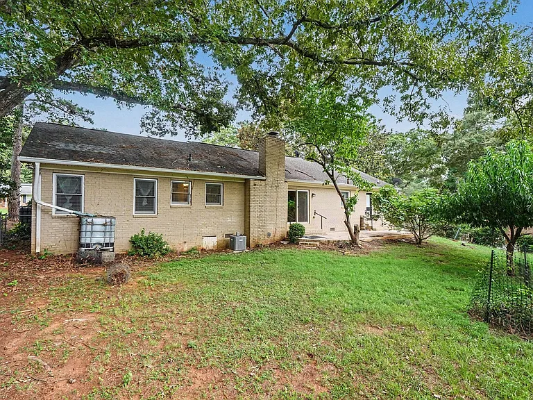 290 University Cir — Photo 19