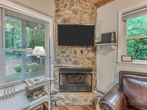 4th image of 369 Windridge Road
