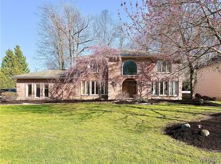 134 Crestwood Ln, Williamsville, NY 14221