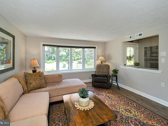 5th image of 720 Barkley Dr
