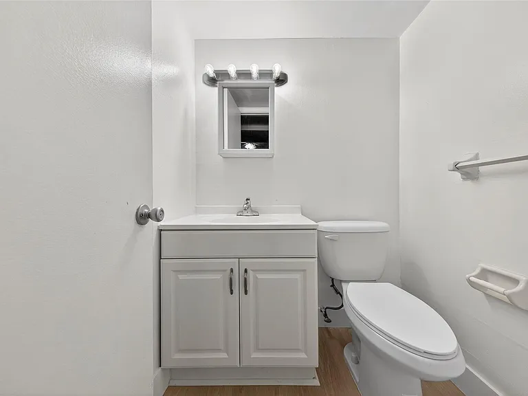 2201 NE 36th St #105 — Photo 14