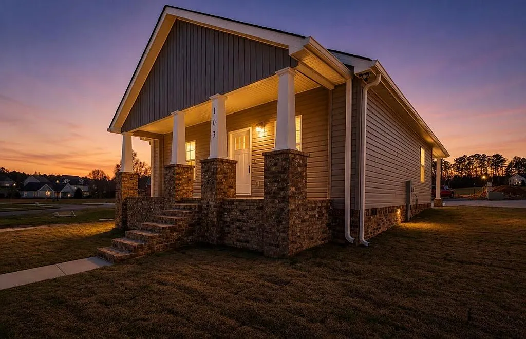 3 bed, 1307 sqft, $1,950 — Photo 2