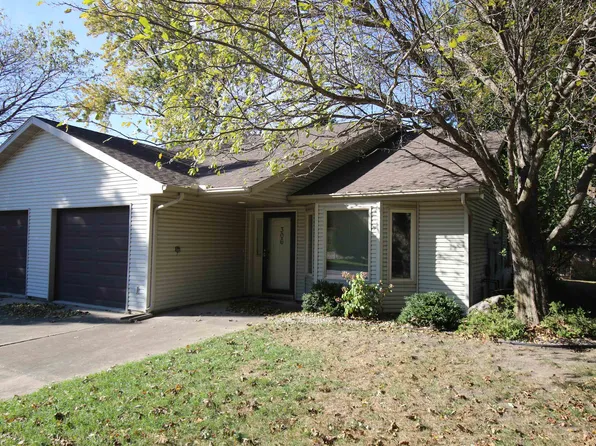 306 Emerald Dr, Arnolds Park, IA 51331