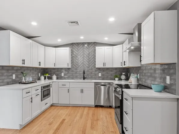 19 Park St, North Reading, MA 01864