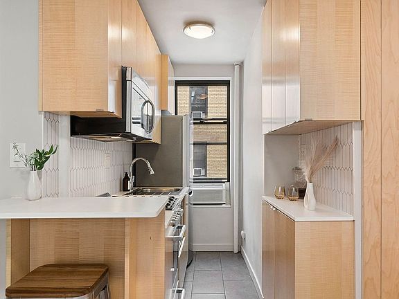 2nd image of 321 E 54th St APT 9H