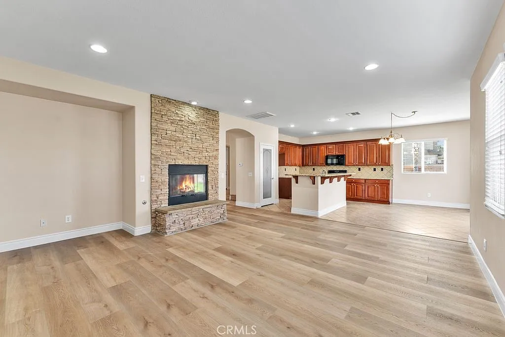 4 bed, 2582 sqft, $4,000 — Photo 2