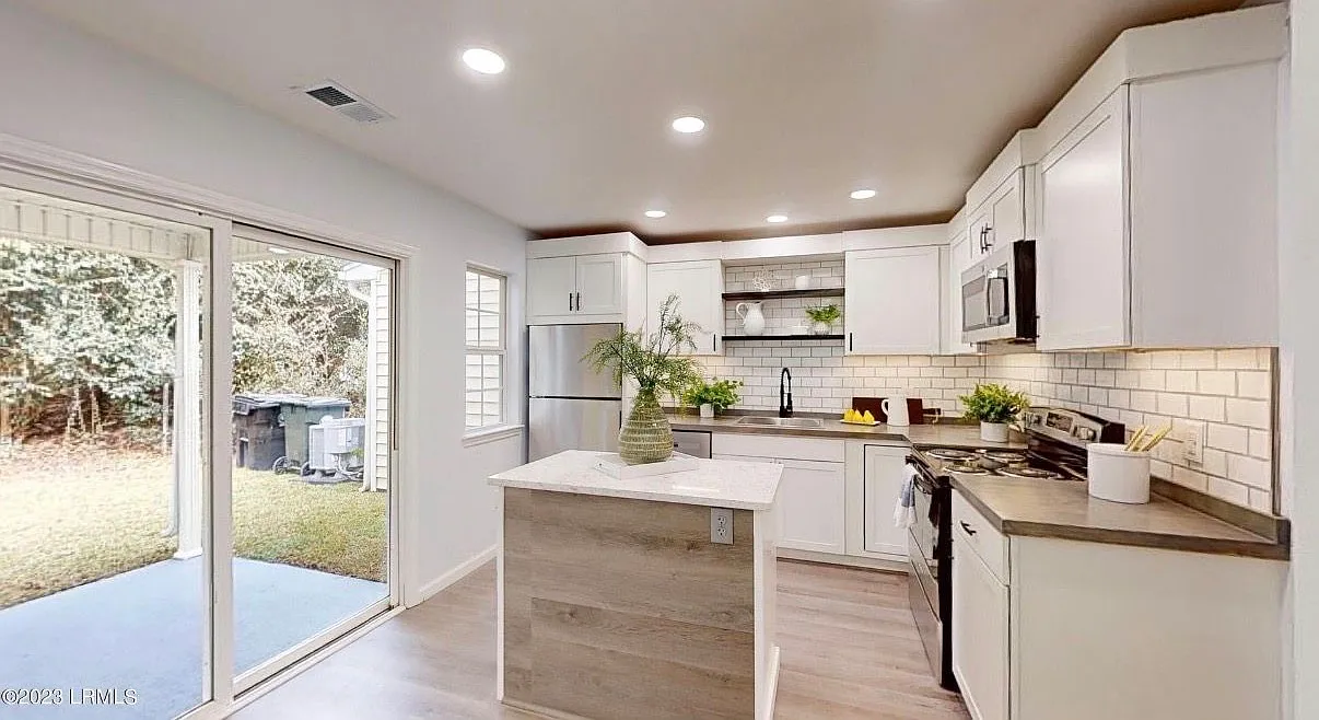 3 bed, 2.5 bath, 1261 sqft, $2,200 — Photo 4