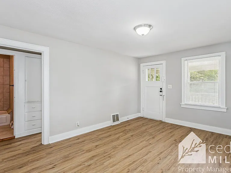 2902 E Lincoln St — Photo 4