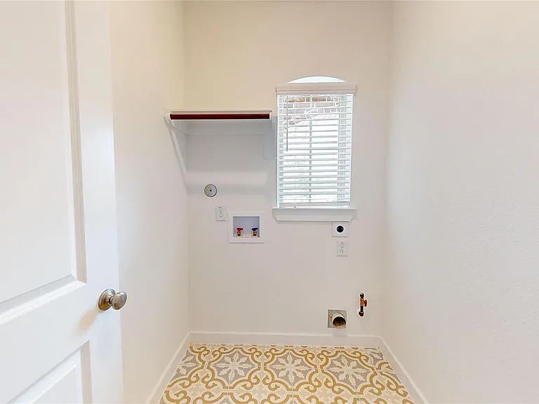 570 Sand Branch Dr — Photo 16