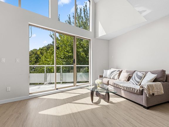 4th image of 60 Richmond St #503