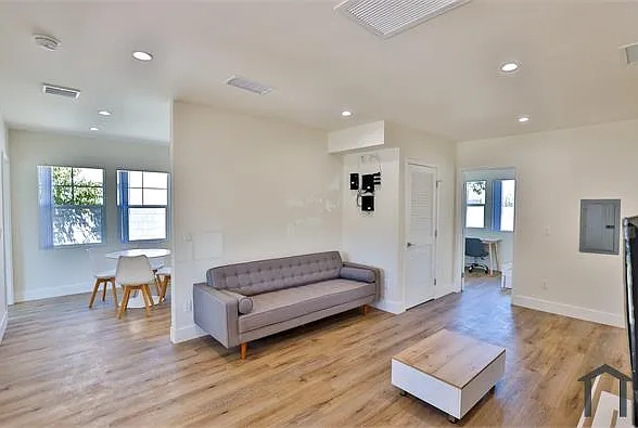 4 bed, 1000 sqft, $3,888 — Photo 3