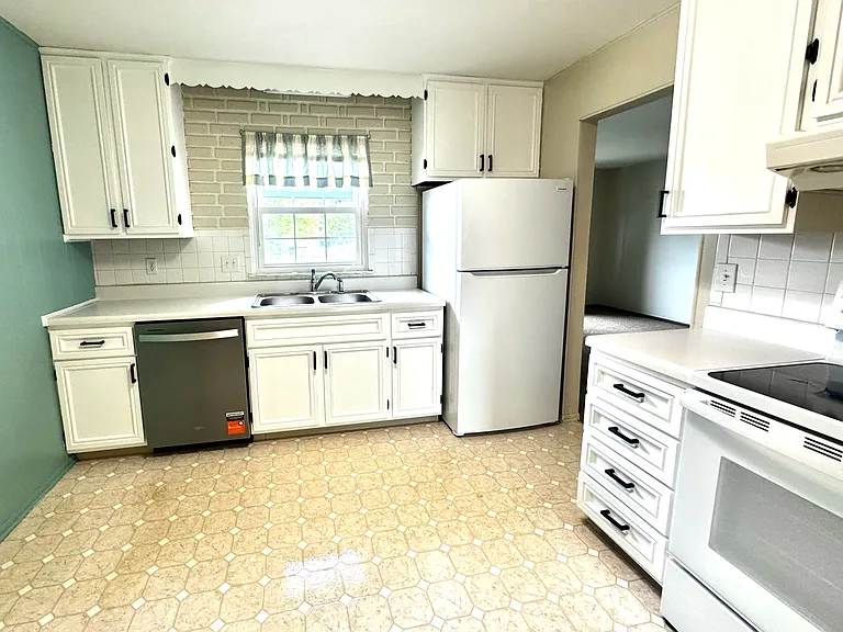 2405 W Carriage Ln — Photo 7