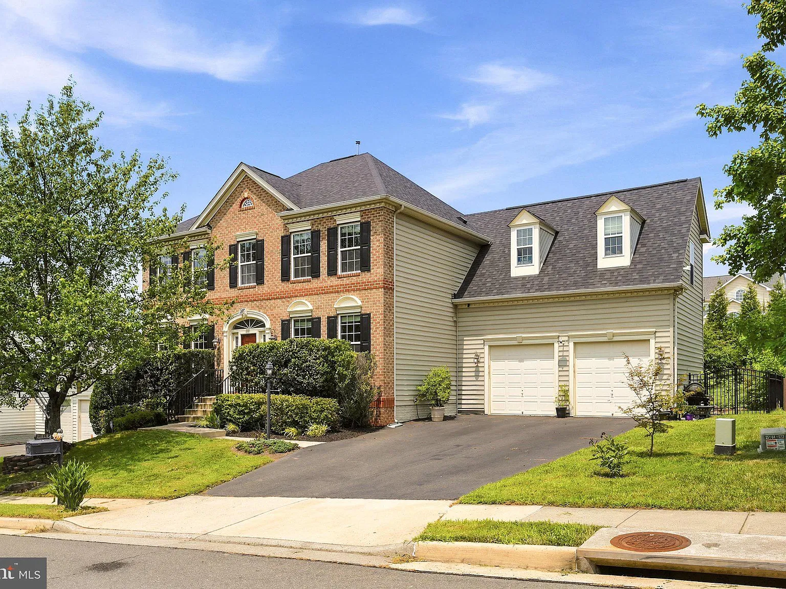 4 bed, 4.5 bath, 4148 sqft, $5,000 — Photo 2