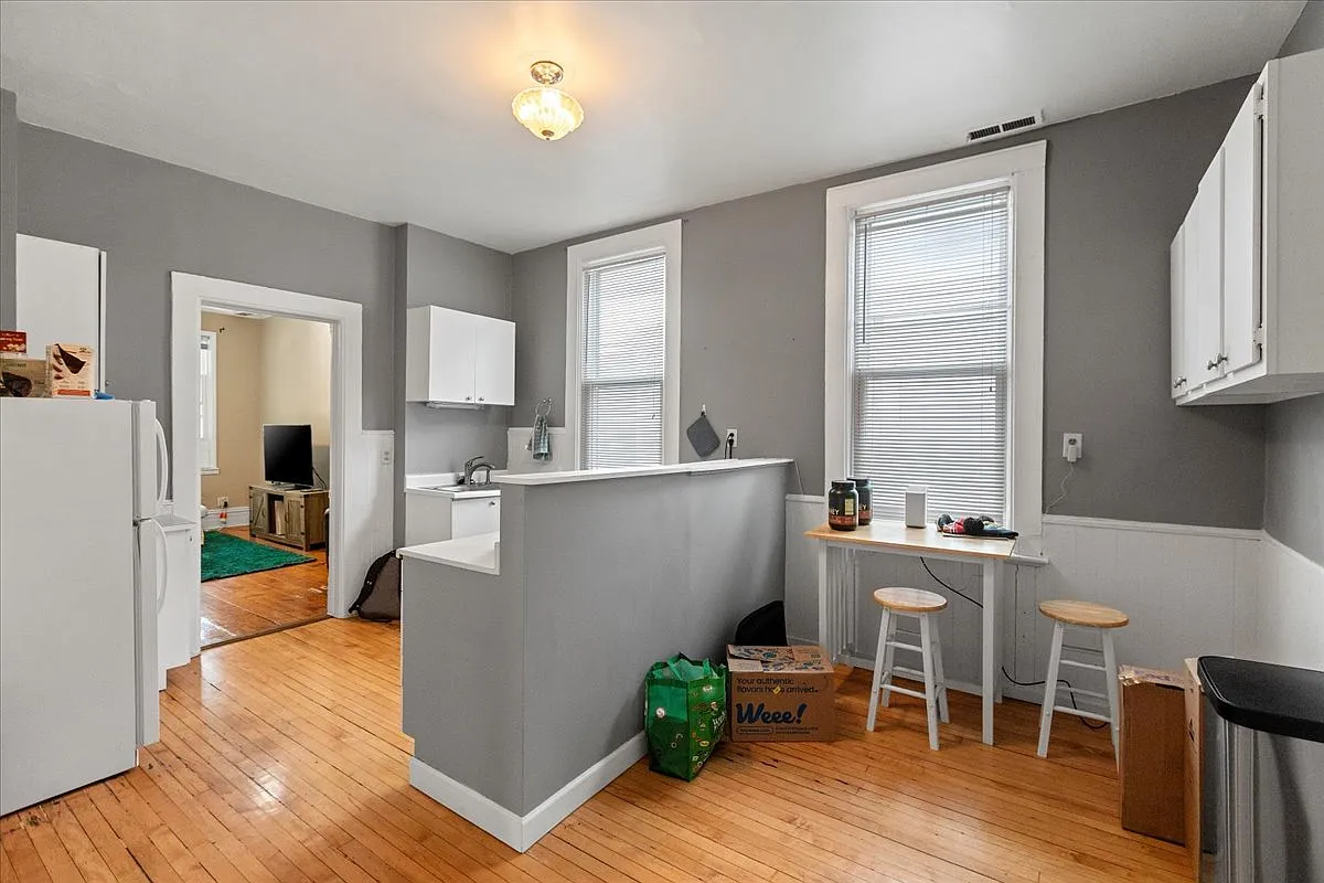 2 bed, 1.0 bath, 700 sqft, $1,975 — Photo 3