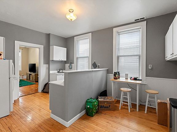 3rd image of 1421 W Fletcher St #2F