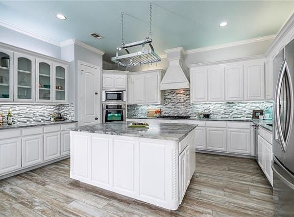 2nd image of 3871 Venetian Way
