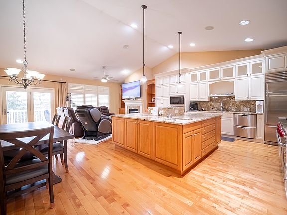 3rd image of 1442 Brady Ln
