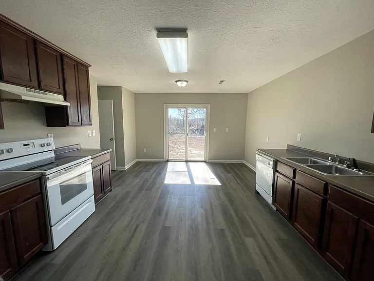 228 Whitestone Dr NE — Photo 5