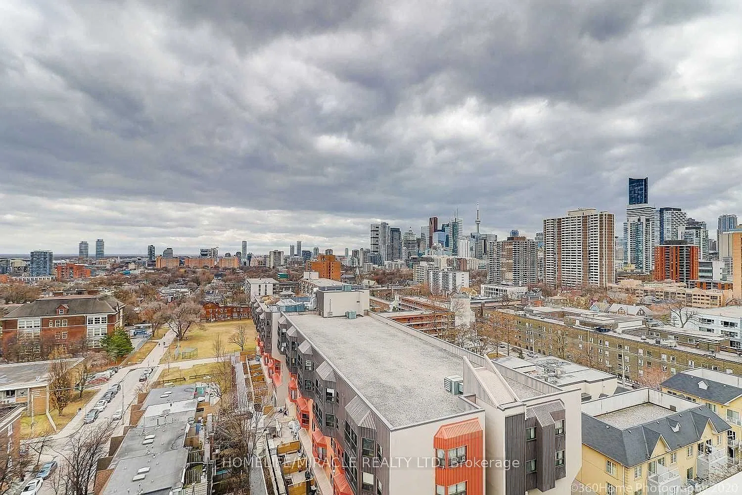 225 Wellesley St E — Photo 4