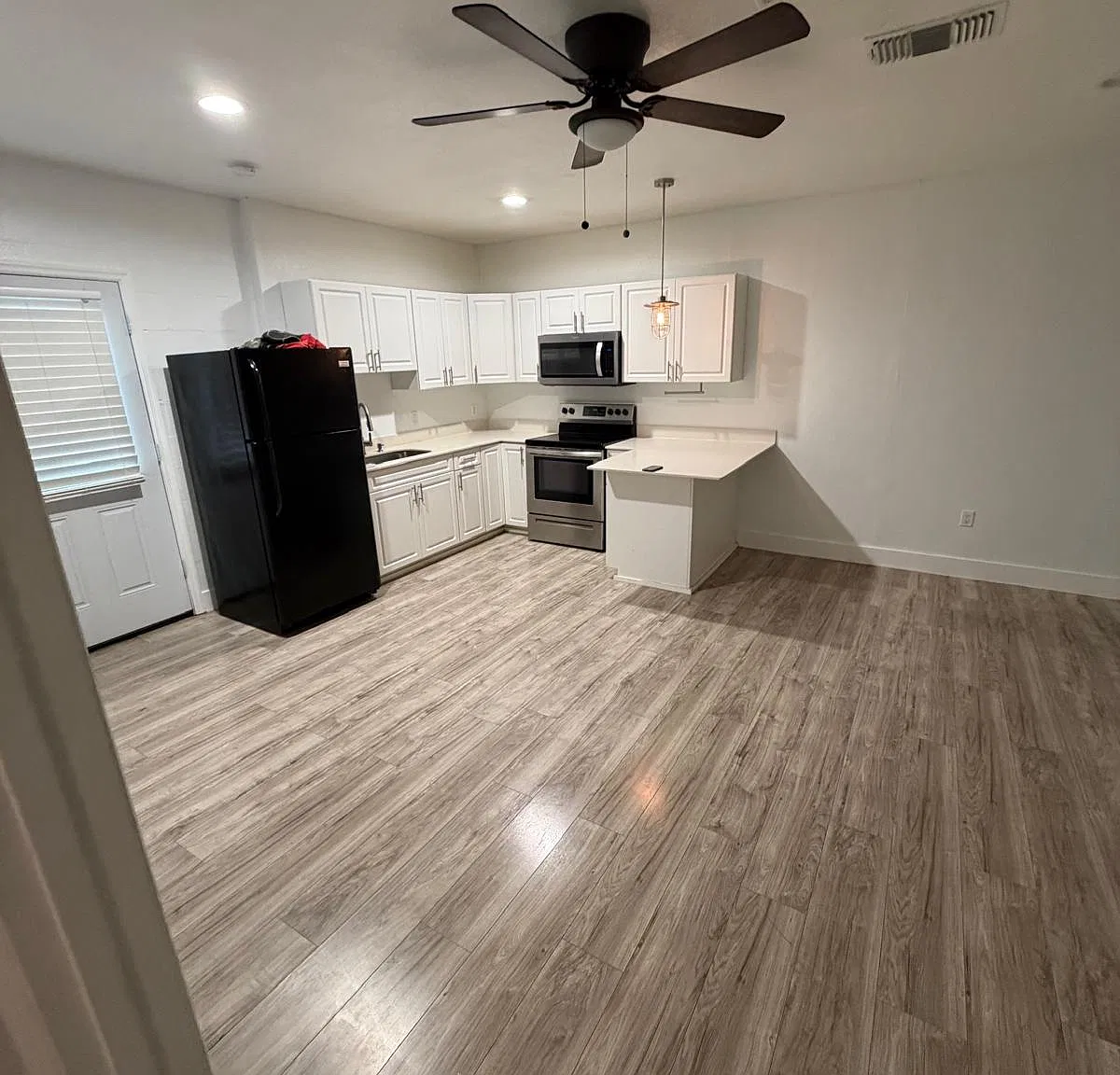 105 Jeffrey Dr — Photo 1