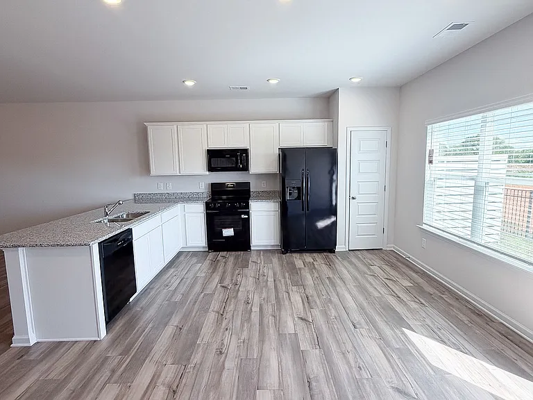 1013 Stiles Ct — Photo 3