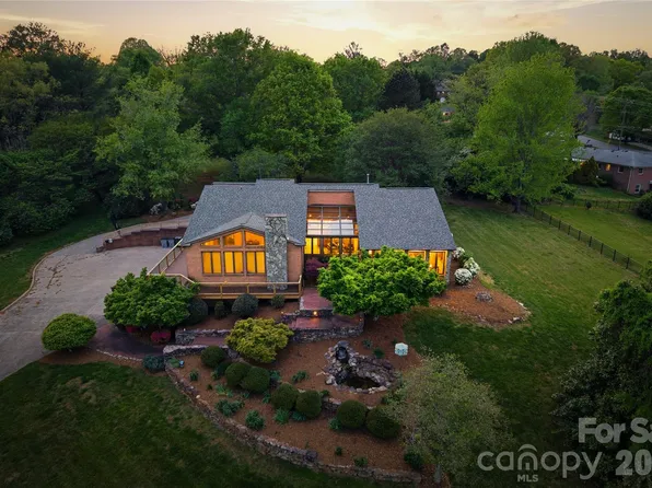 213 Hospital Ave NE, Lenoir, NC 28645