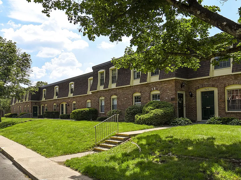 River Oaks Townhomes at Fox Chapel — Photo 32