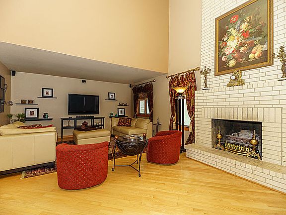 4th image of 990 Carlow Dr