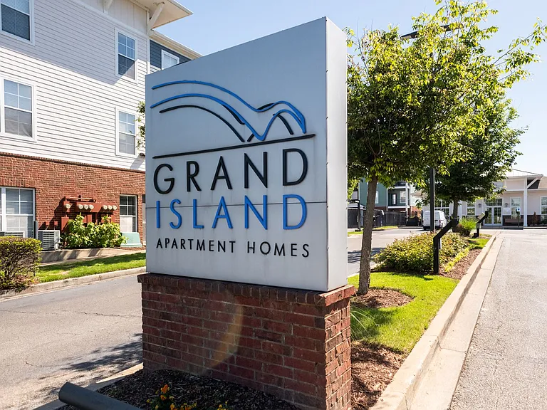 Grand Island Apartments — Photo 25