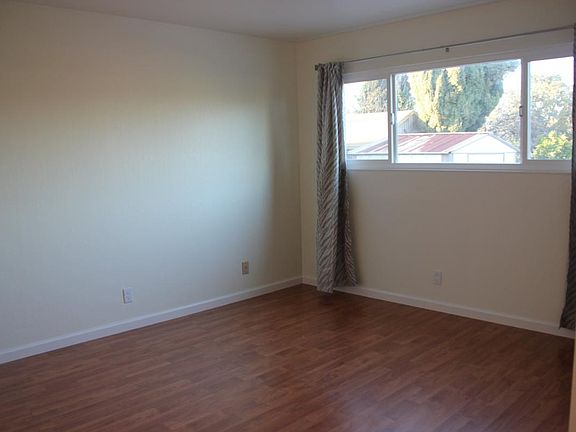 5th image of 32531 Jacklynn Dr