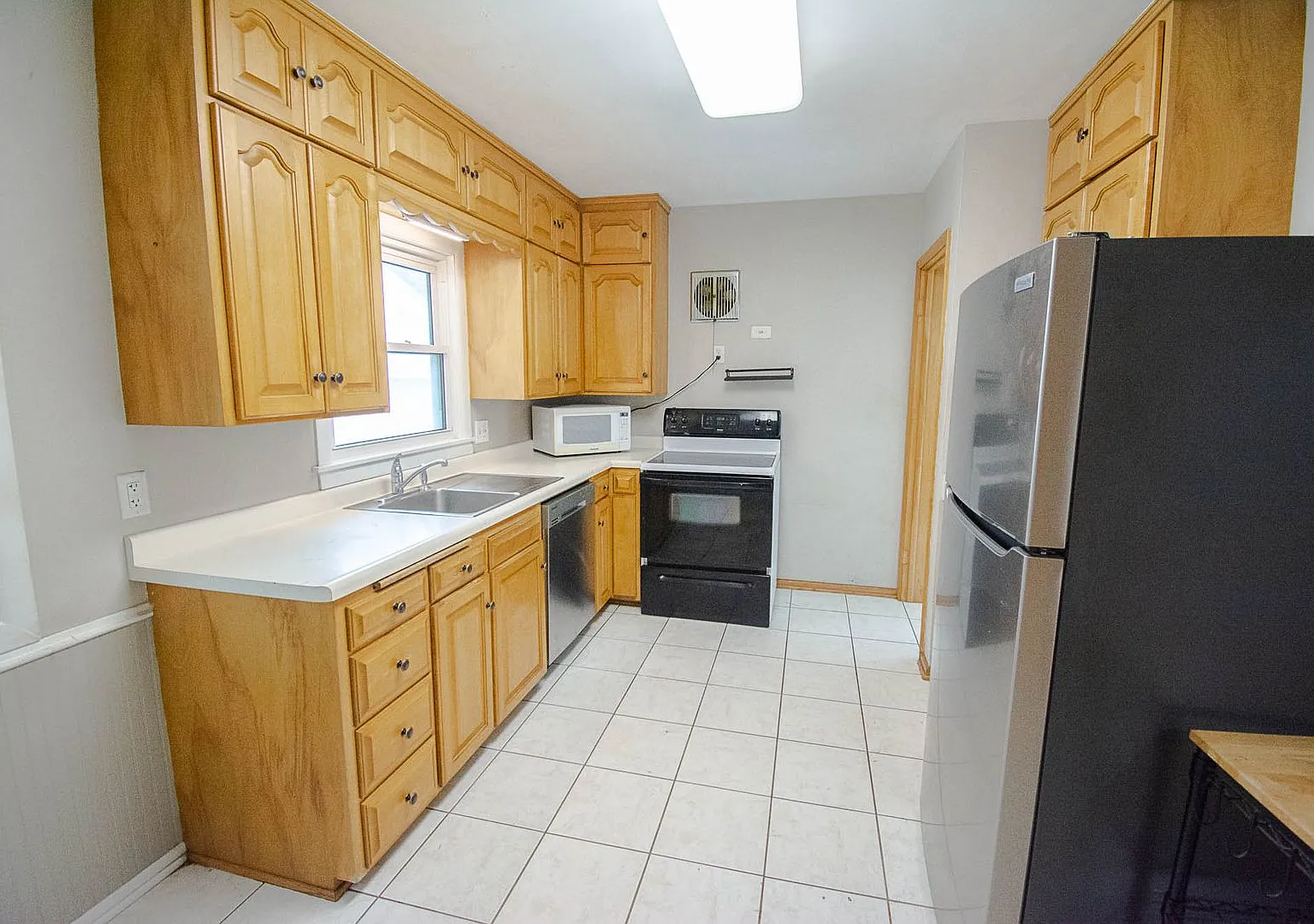 3BR Home on Large Corner Lot NW Rochester — Photo 4