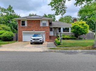 62 Sudbury Ln, Westbury, NY 11590