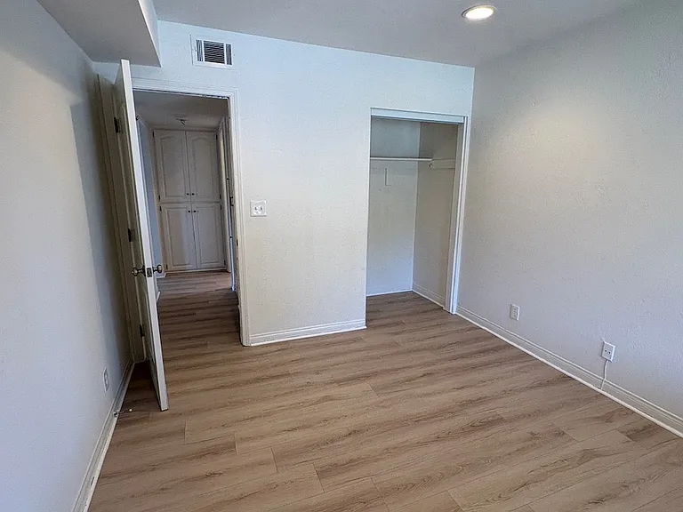 2800 W Victory Blvd — Photo 6