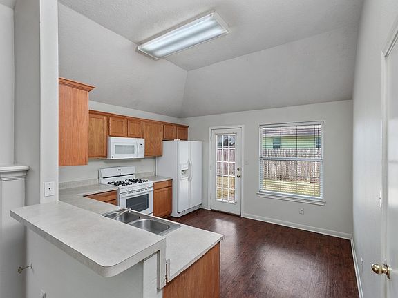 4th image of 2903 Bexar Grass Dr