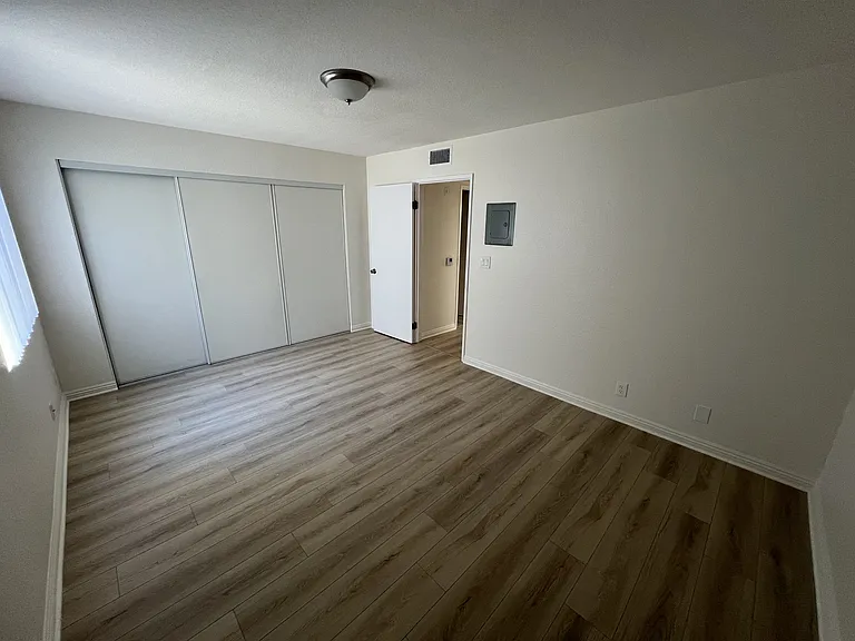 1055 E Spazier Ave #J — Photo 11