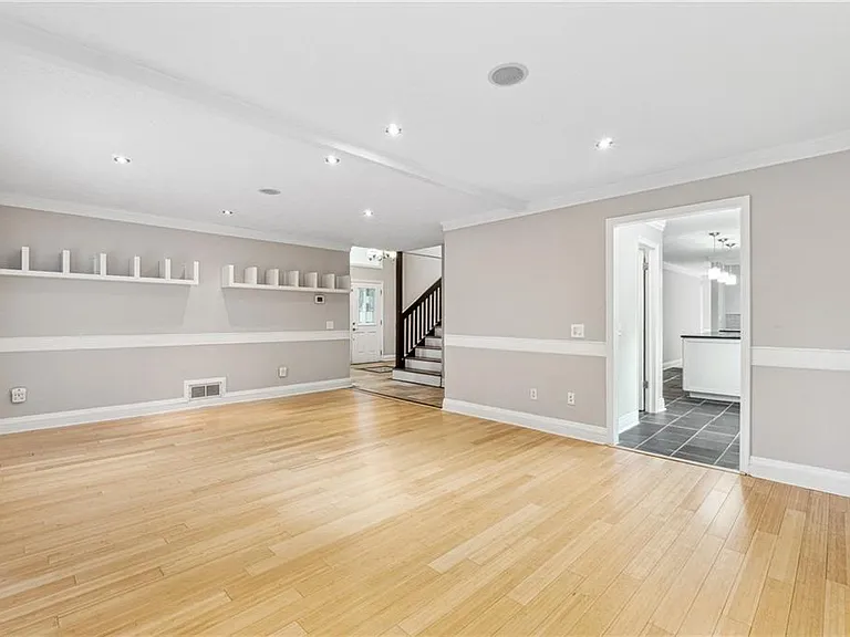 6895 Riverside Dr — Photo 11