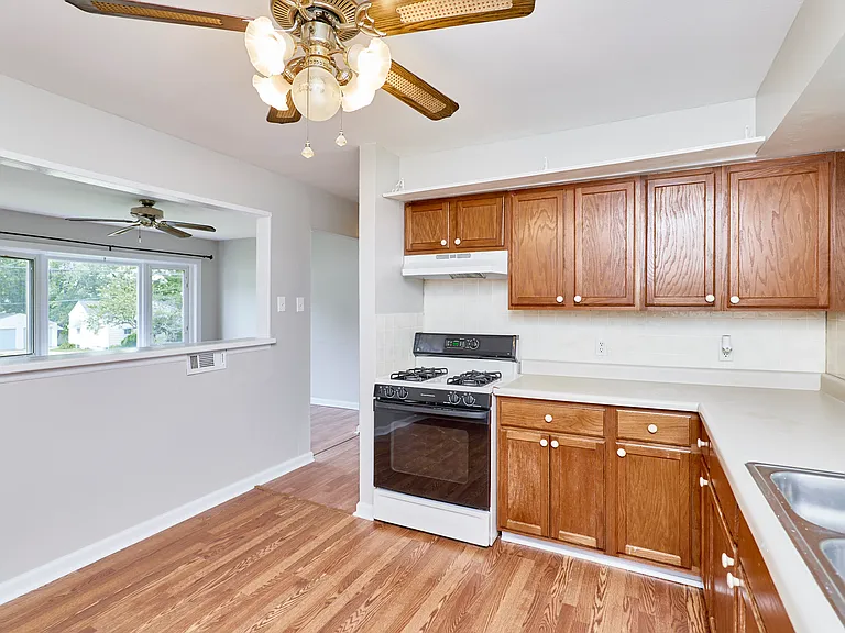 11042 Florence Ave — Photo 12