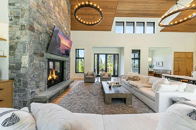 5 bed, 6.5 bath, 4500 sqft, $25,000 — Photo 2