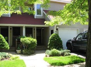 8 Petersburg Ct, Oak Ridge, NJ 07438